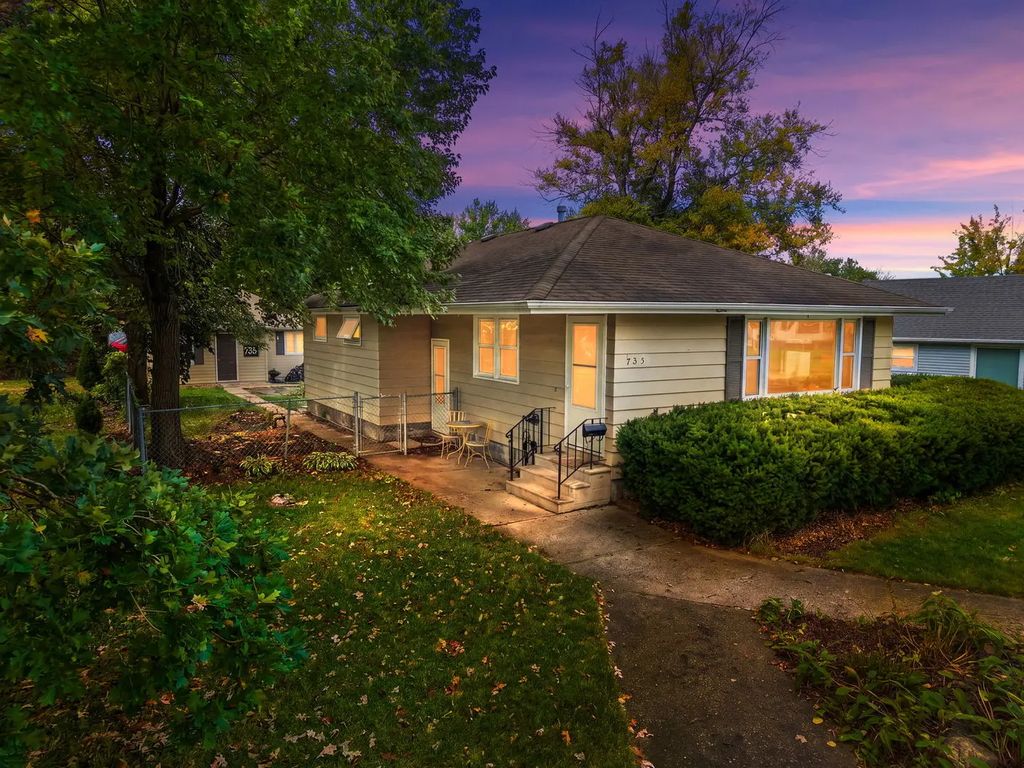 735 Ellwood Avenue, DeKalb