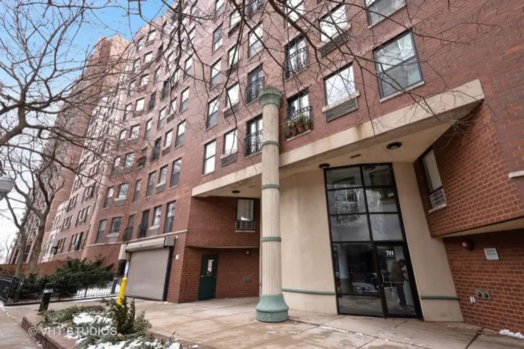 711 W Gordon Terrace 813, Chicago
