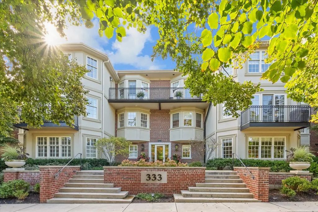 333 E Westminster Road 2b, Lake Forest