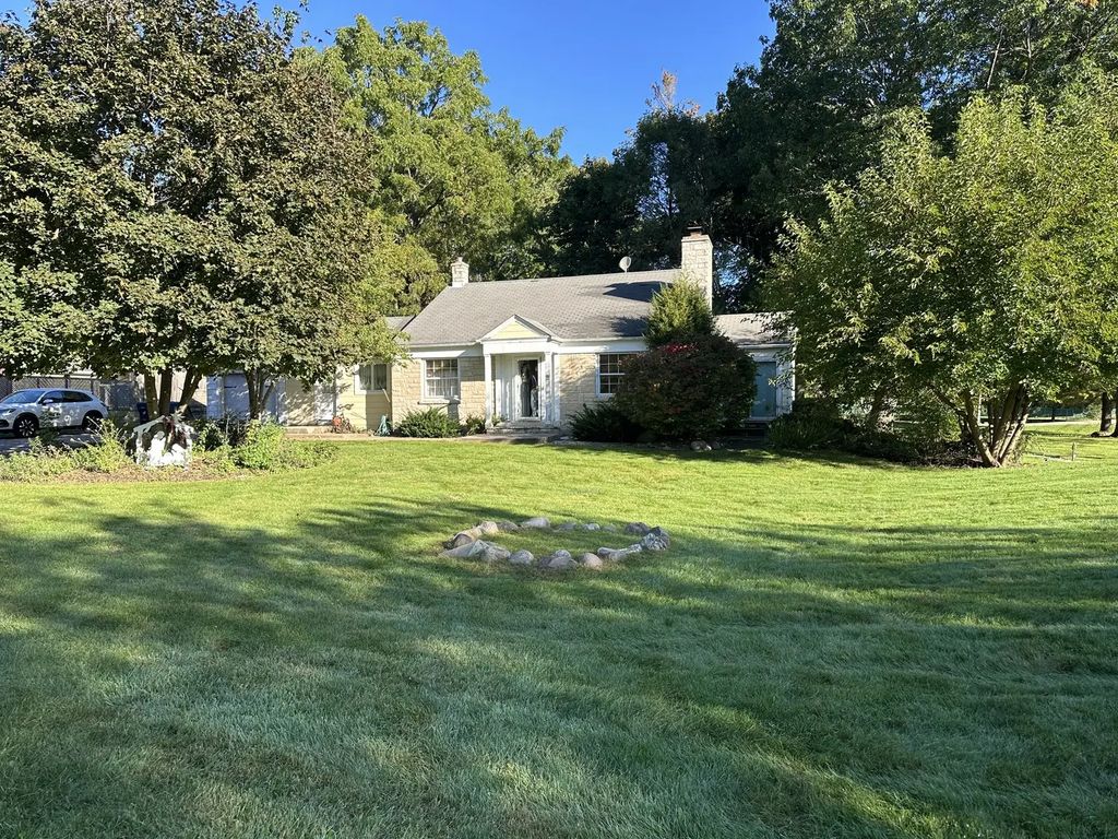110 Brookhill Road, Libertyville