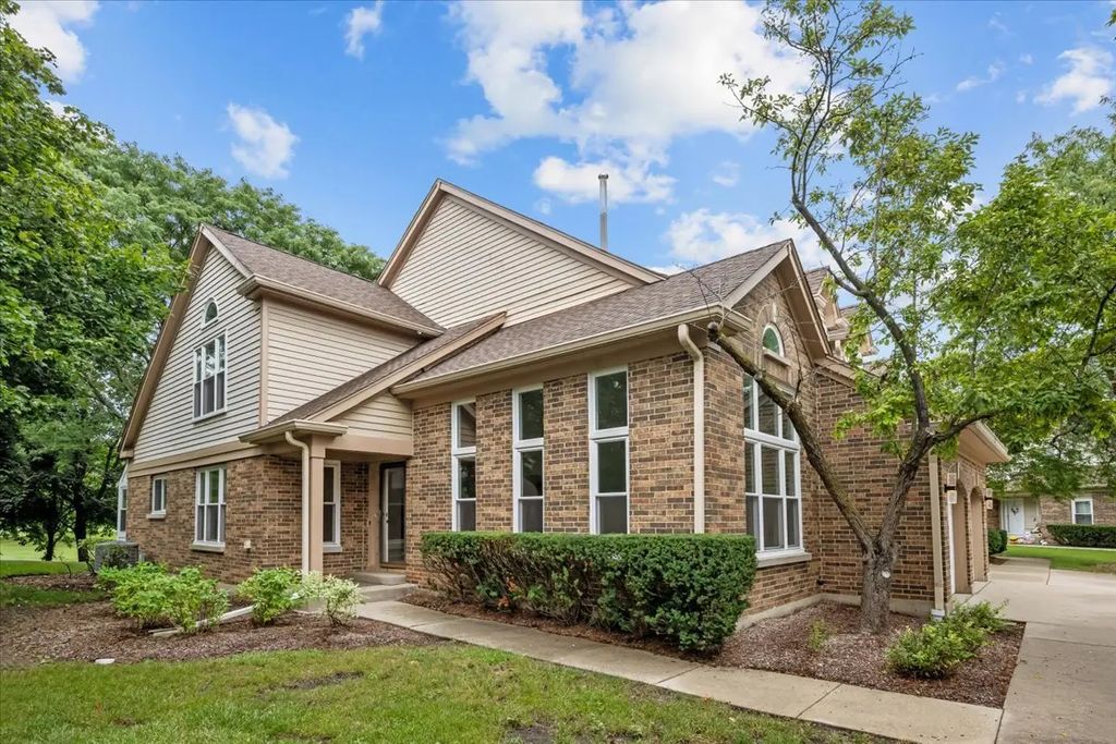 352 Satinwood Court N, Buffalo Grove