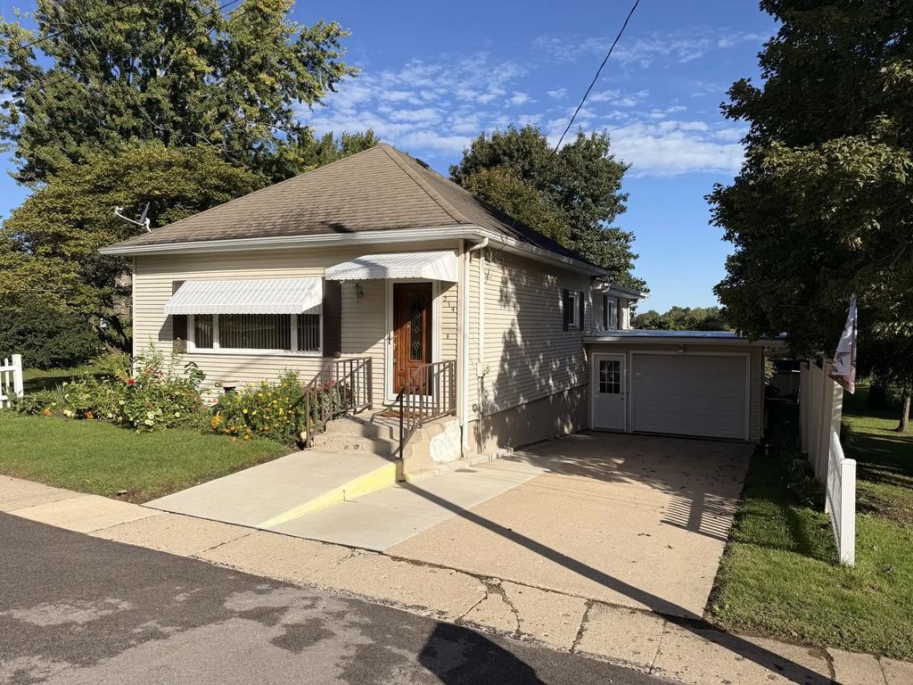 214 W Hennepin Street, Mark