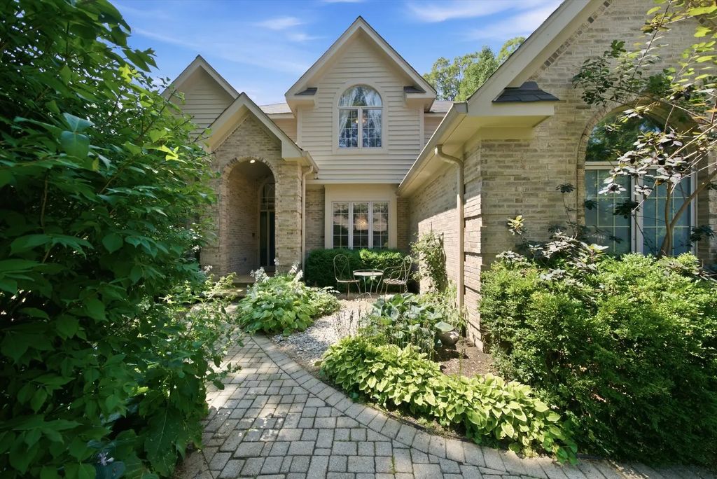 2523 Forest Court, Lindenhurst