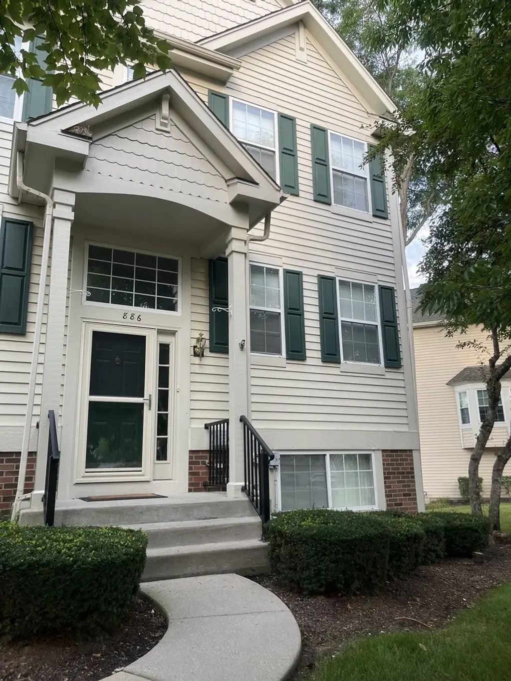 886 Essex Circle, Grayslake