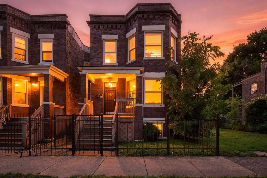 4833 W Gladys Avenue, Chicago
