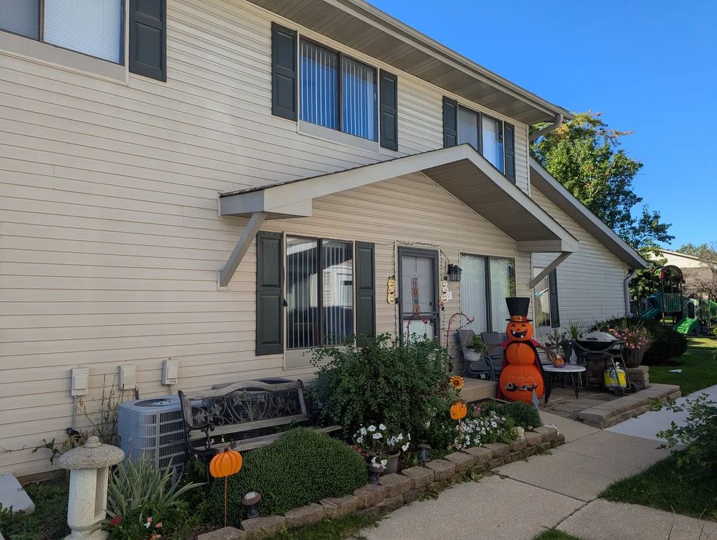 2s758 Winchester Circle 3, Warrenville