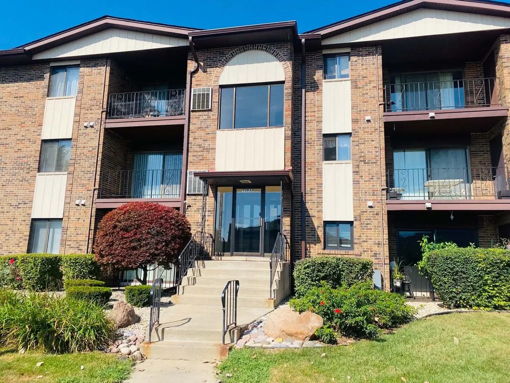 13933 Laramie Avenue 217, Crestwood
