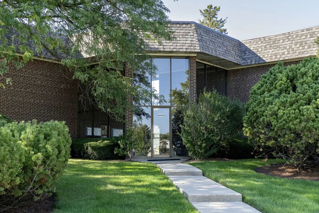 3n550 Crown Road 9, Elmhurst