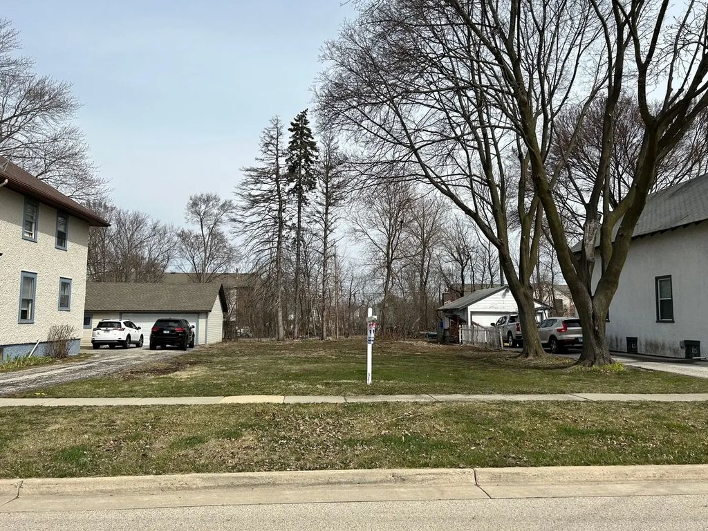 E Sunnyside Avenue, Libertyville