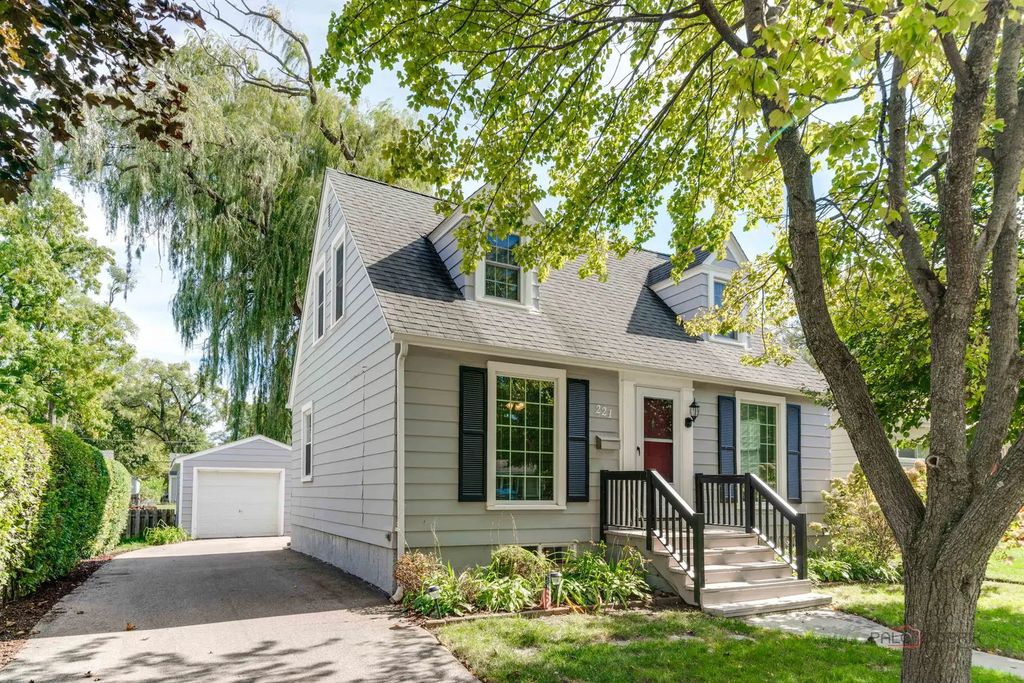 221 N Prairie Avenue, Mundelein