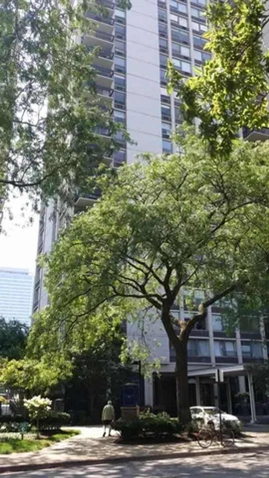 1360 N Sandburg Terrace 2002c, Chicago