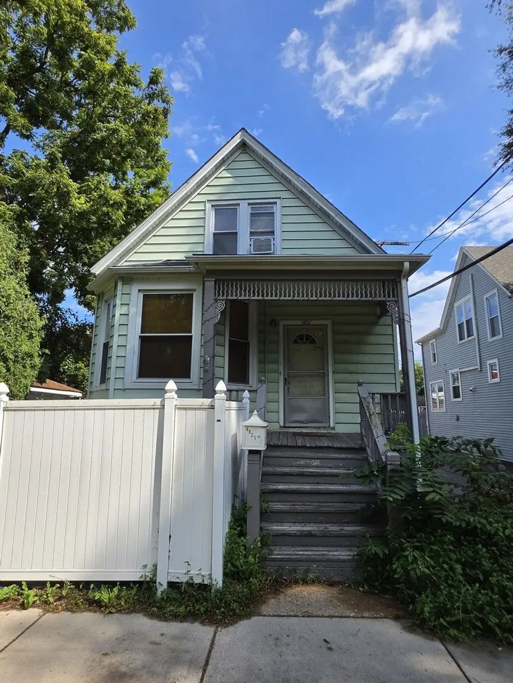 6821 N Ravenswood Avenue, Chicago
