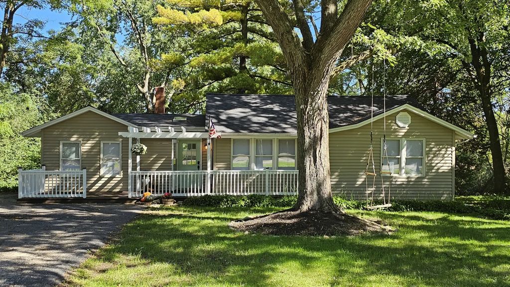 1105 S Hough Street, Barrington