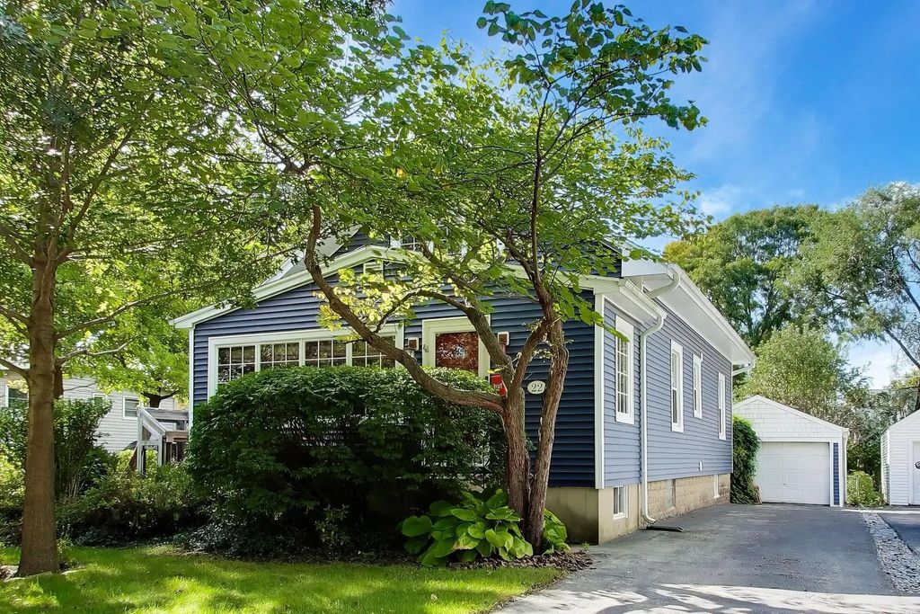 22 N Kennicott Avenue, Arlington Heights