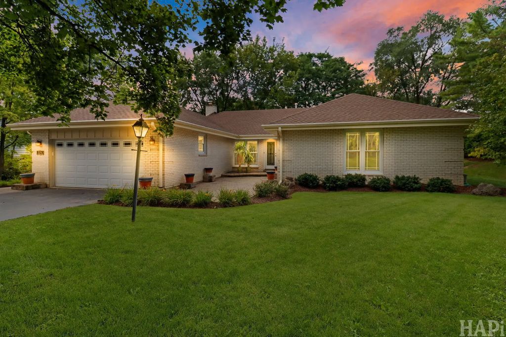 994 Commonwealth Court, Barrington