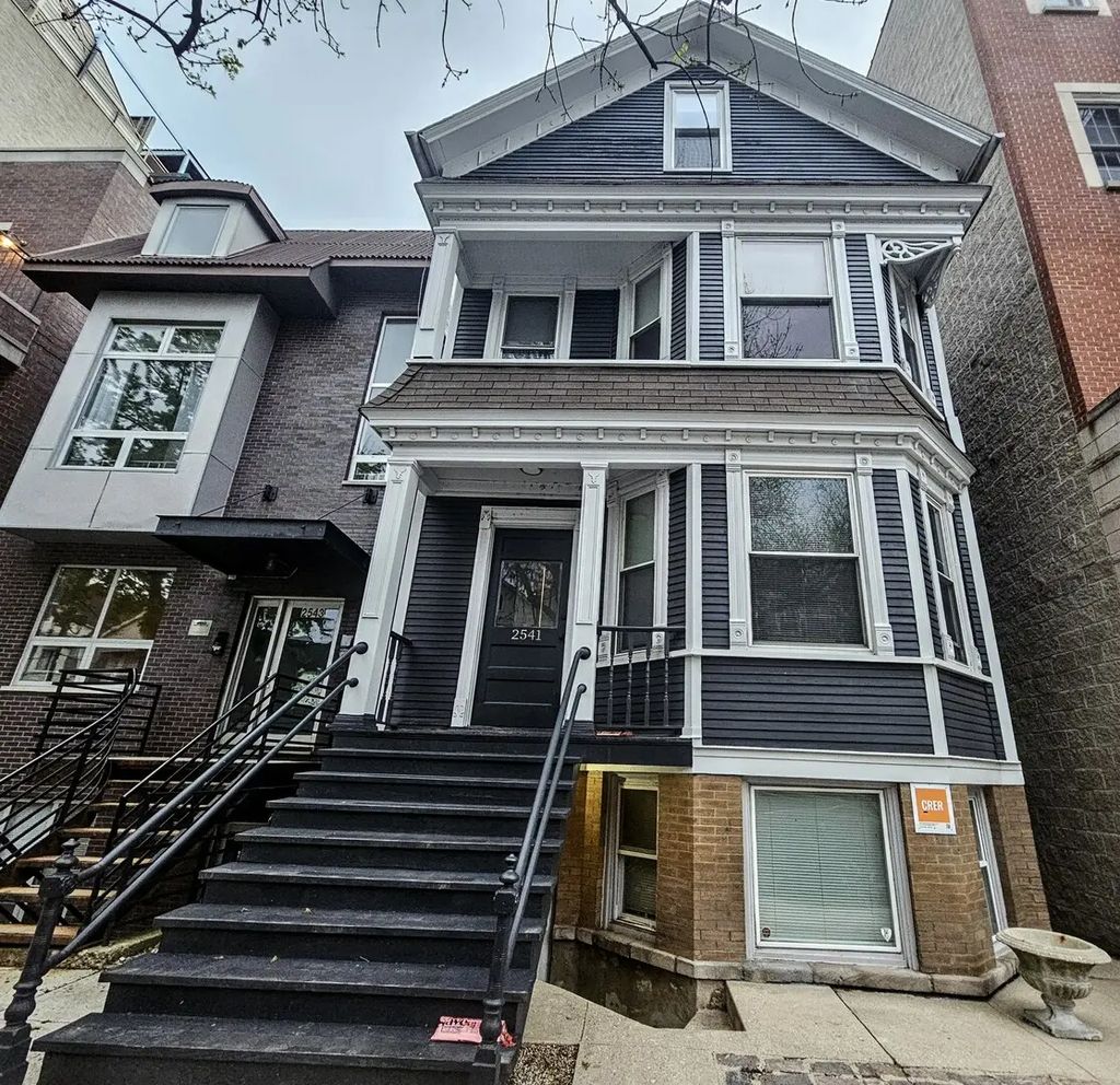 2541 N Southport Avenue 2r, Chicago