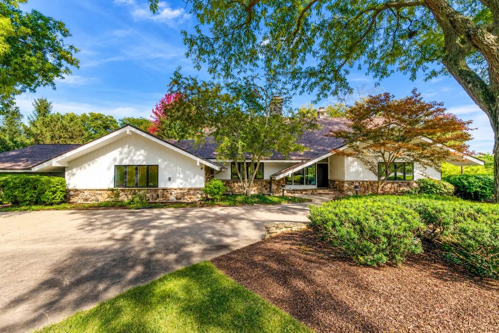 2435 Lexington Drive, Long Grove