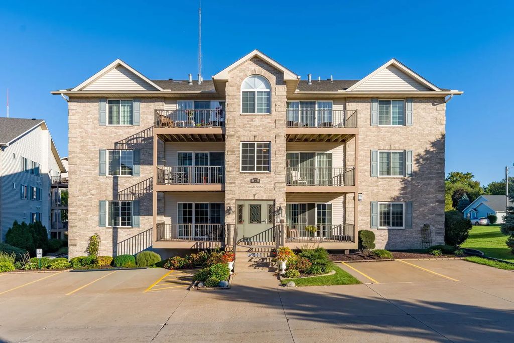 3052 Holiday Court 5, Bettendorf