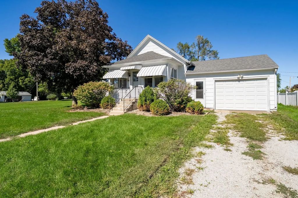 406 E Cherry Street, Chatsworth