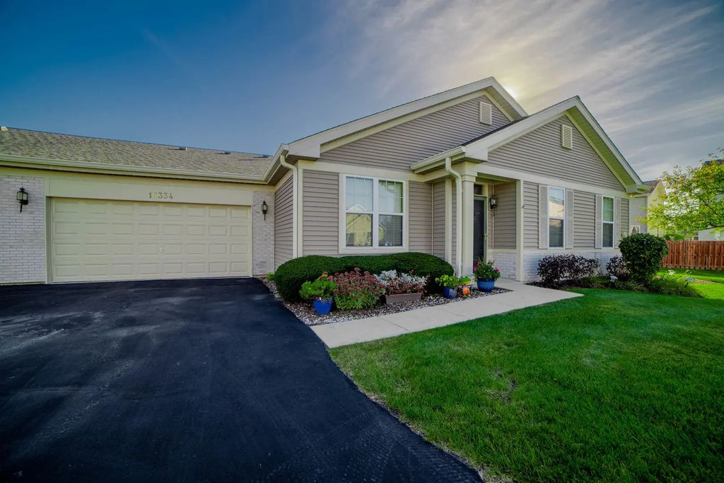 16334 Crescent Lake Drive, Crest Hill