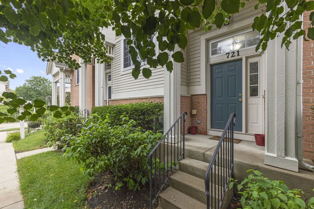 721 Hanbury Drive, Des Plaines