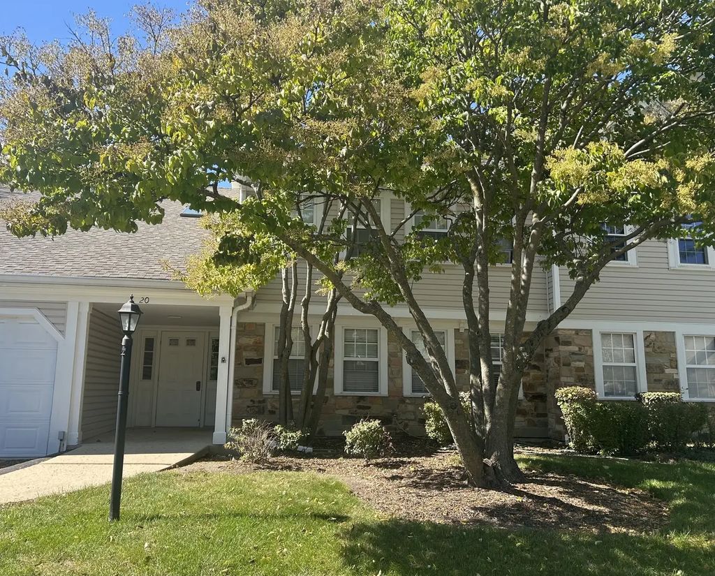 20 Ashburn Court W1, Schaumburg