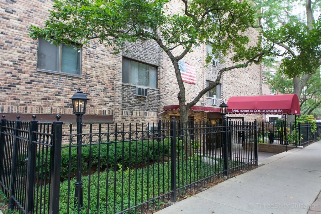 3620 N Pine Grove Avenue 210, Chicago
