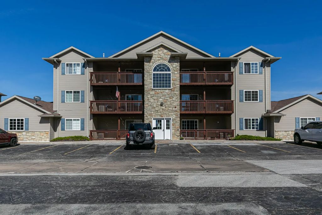 121 E Price Street 202, Eldridge