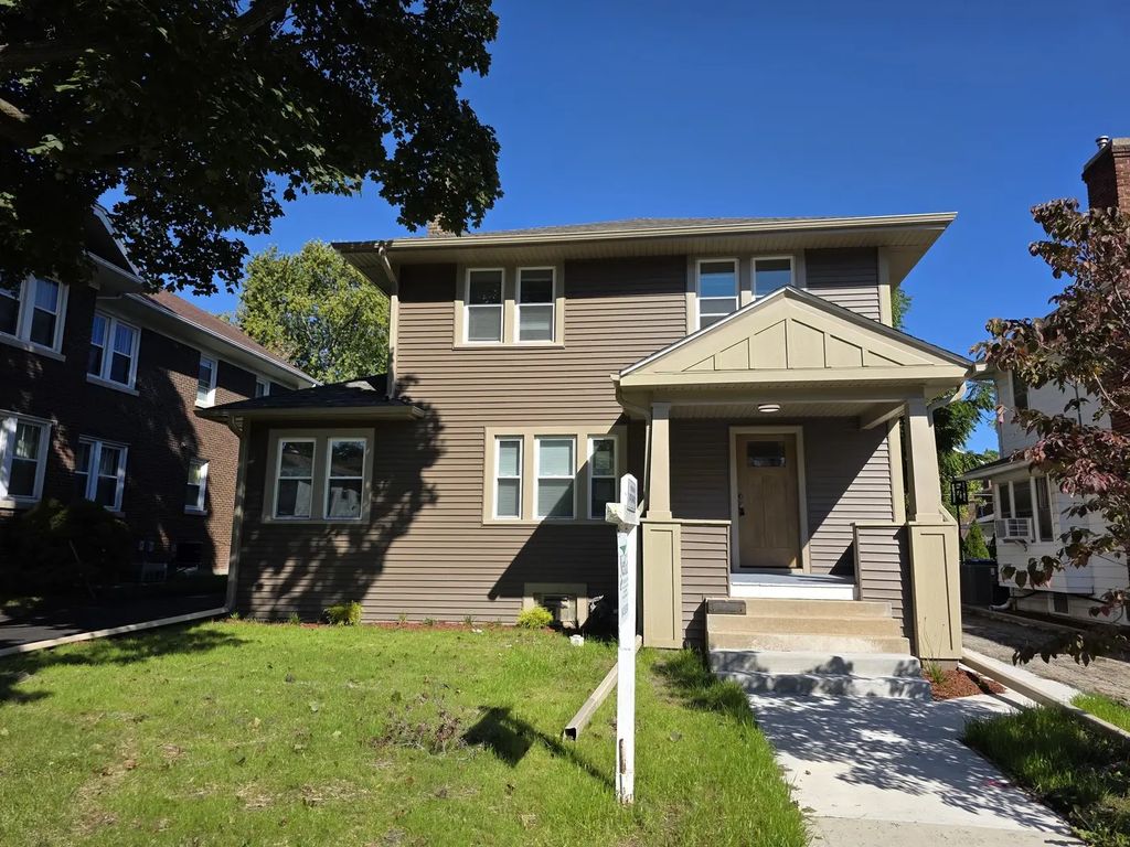 418 Hull Court, Waukegan