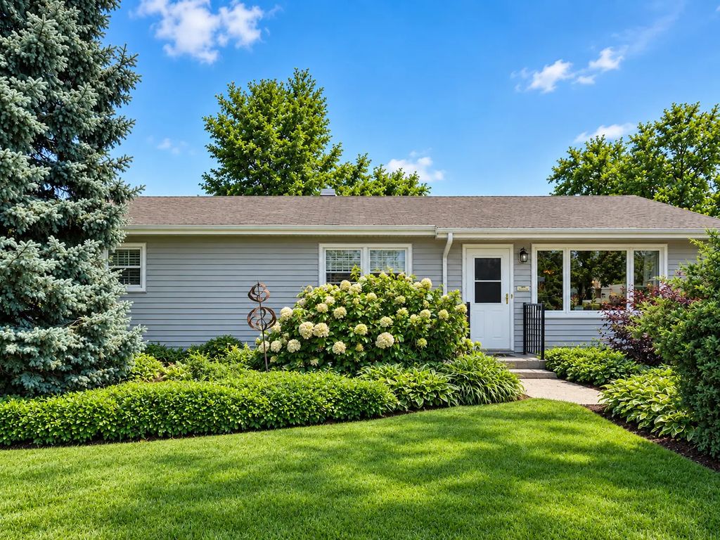 113 Holly Avenue, Darien