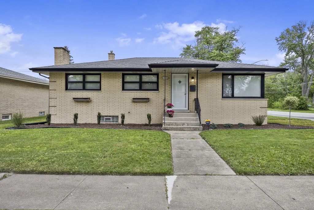 18202 Locust Street, Lansing