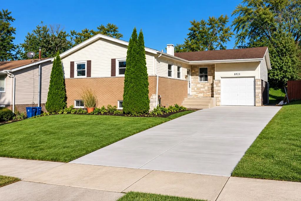 8933 S Oakwood Drive, Hickory Hills