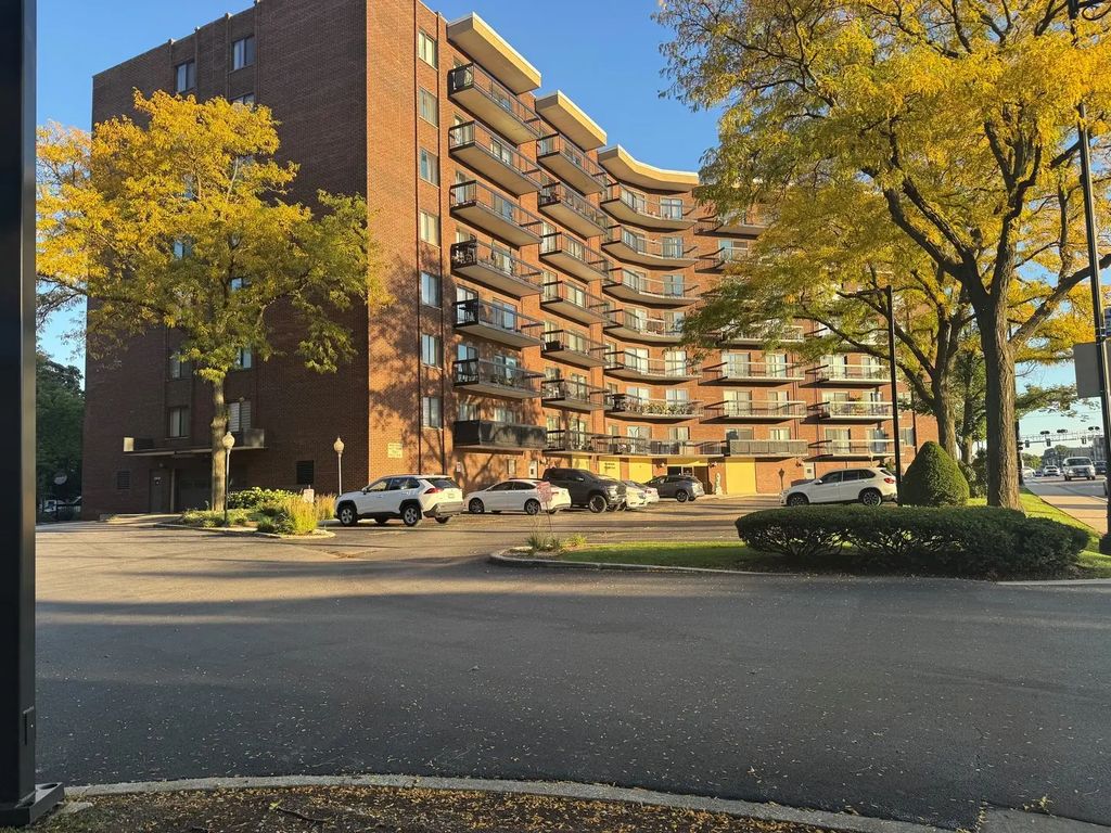 711 S River Road 314, Des Plaines