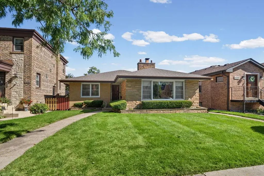 1715 N 76th Avenue, Elmwood Park