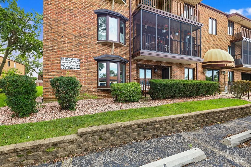 13531 Lamon Avenue 203, Crestwood