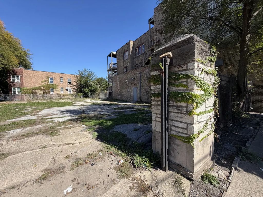 970 E 79th Street, Chicago