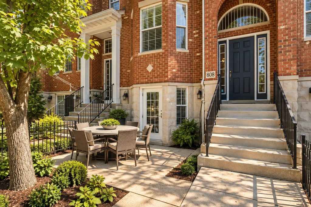 808 Shandrew Drive 808, Naperville