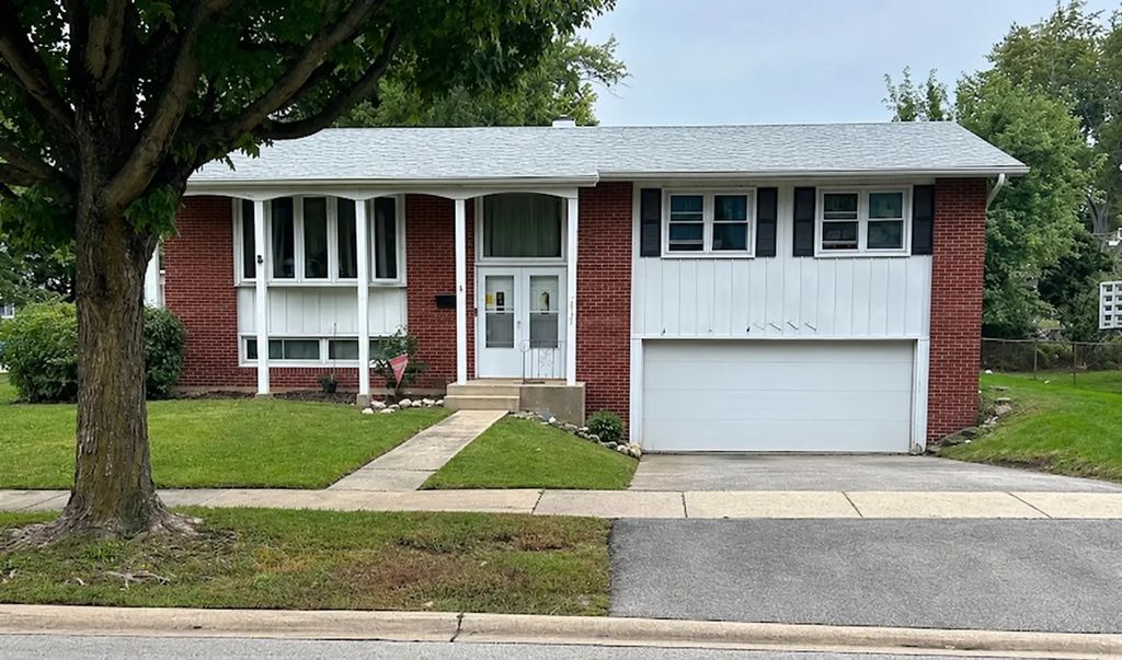 2727 Mitchell Drive, Woodridge