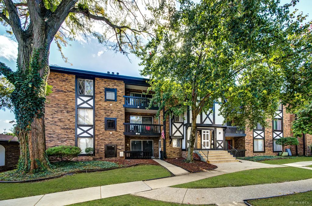 13628 Royal Court 810, Crestwood