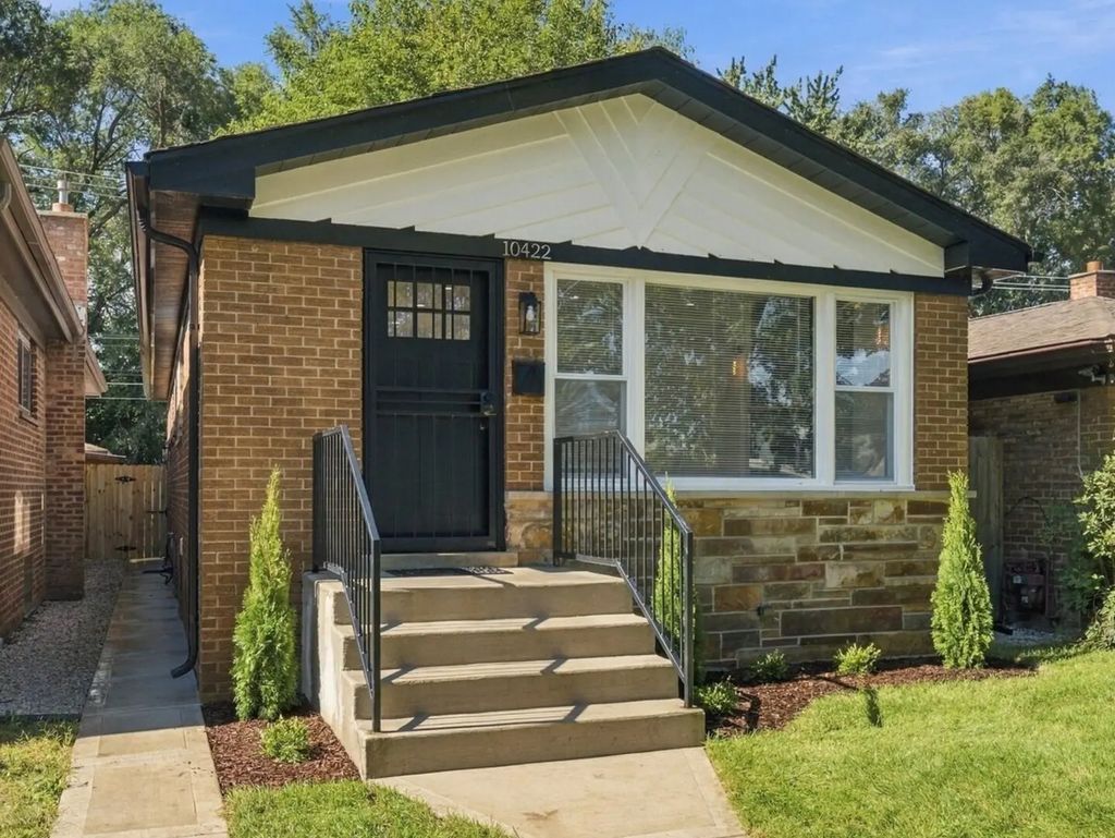 10422 S Green Bay Avenue, Chicago