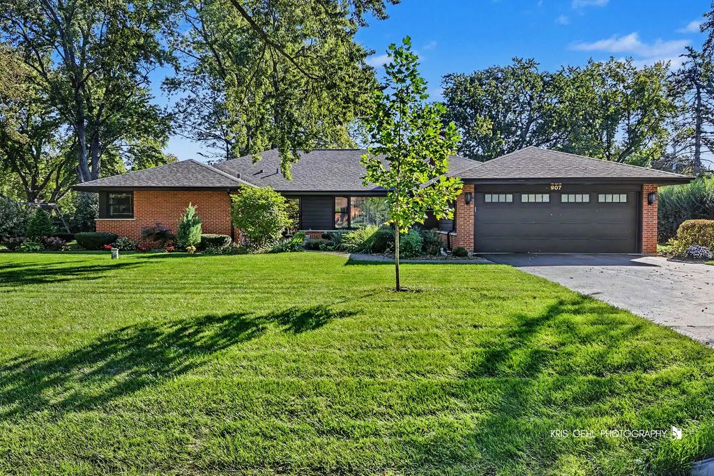 907 Sherwood Drive, Prospect Heights