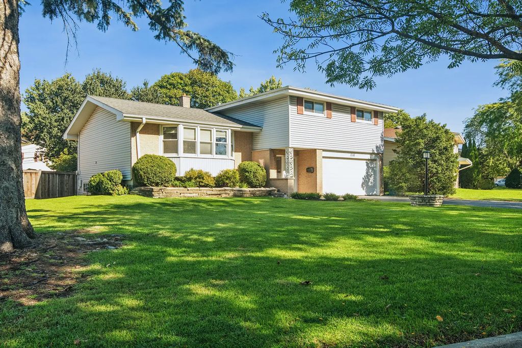 1310 E Ironwood Drive, Mount Prospect