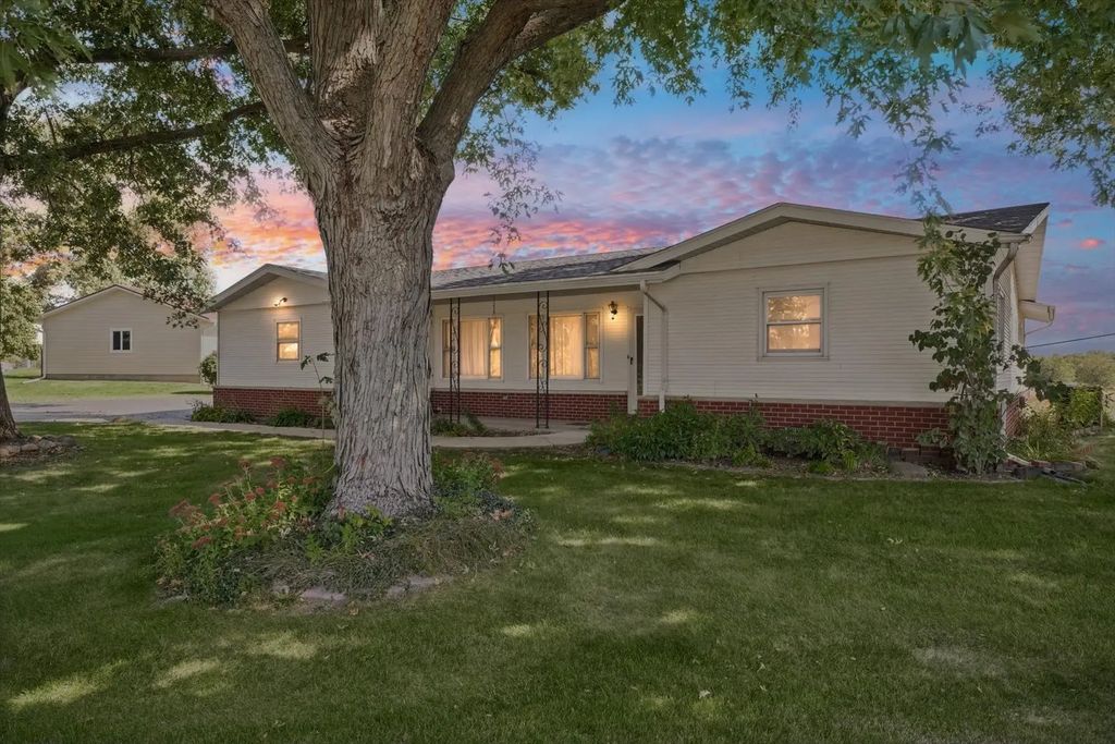 1211 W Clinton Avenue, Farmer City
