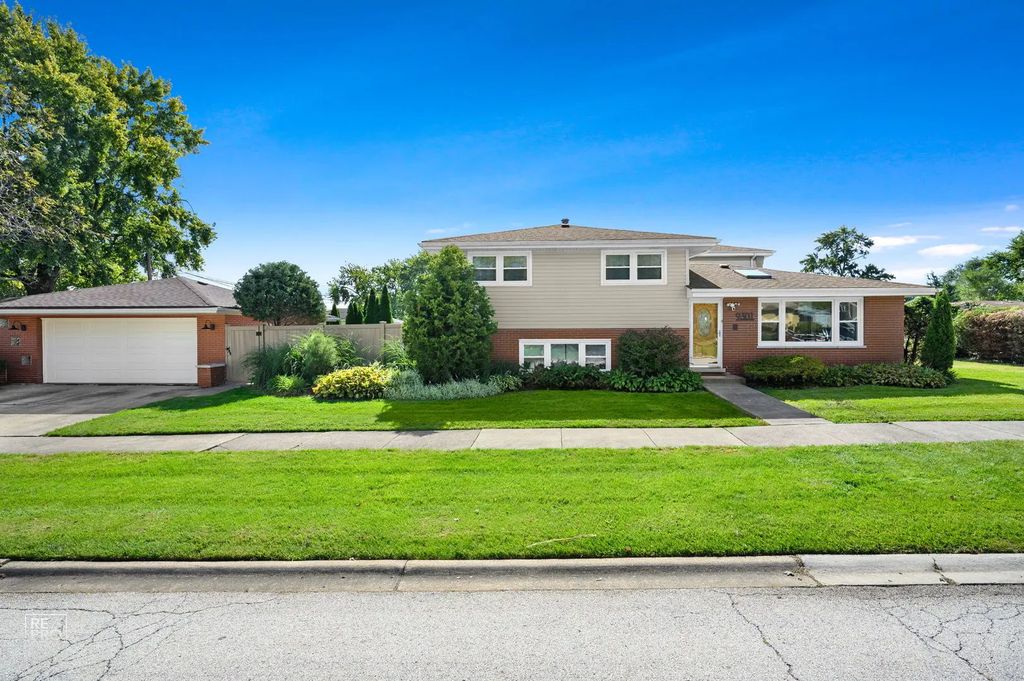 9301 S 81st Court, Hickory Hills