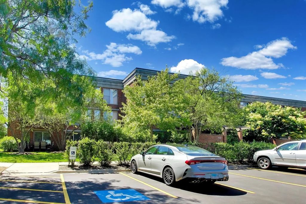 432 Kelburn Road 121, Deerfield