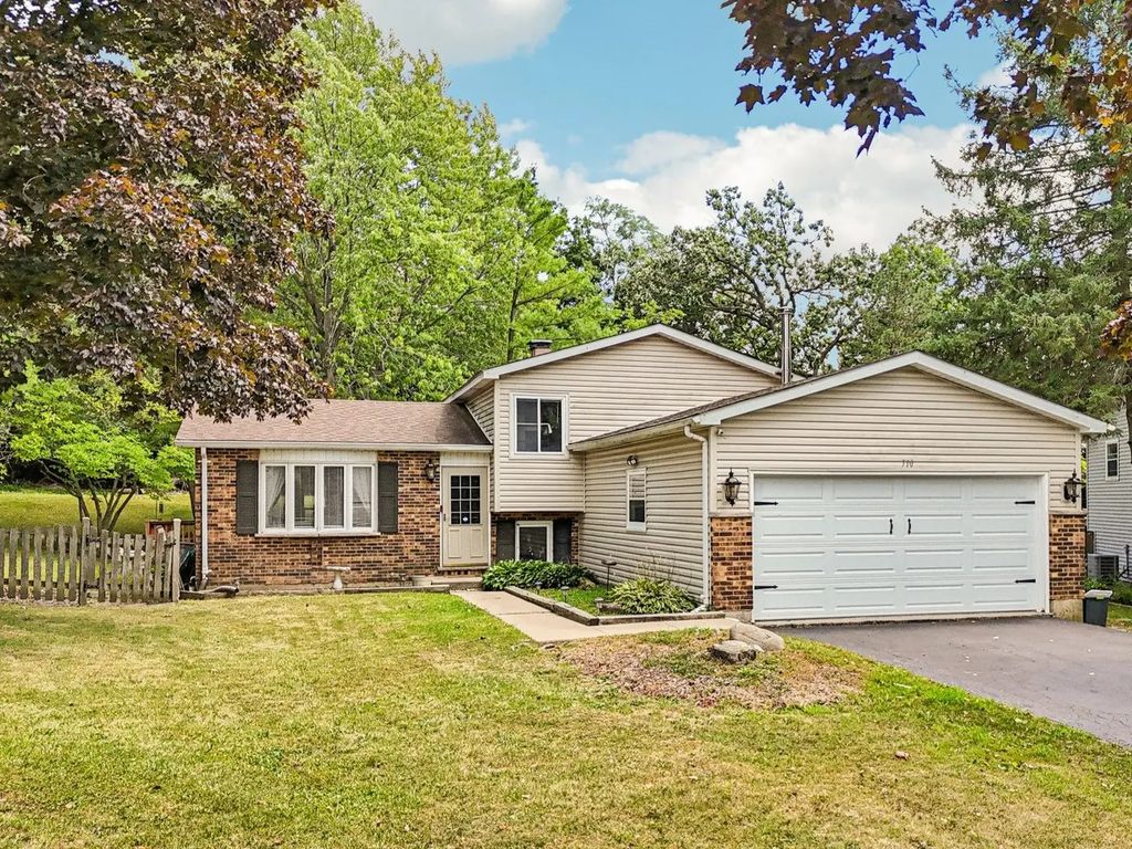 710 Greenbriar Lane, Lindenhurst