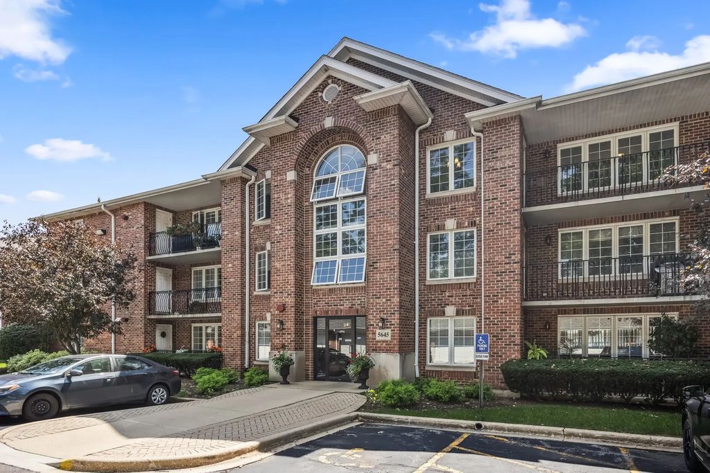 5645 S Cass Avenue 102, Westmont