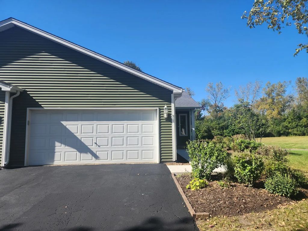 30 S Walnut Drive, North Aurora