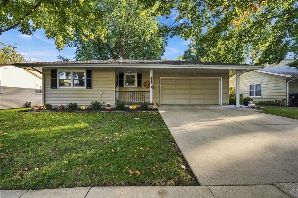1211 Searle Drive, Normal