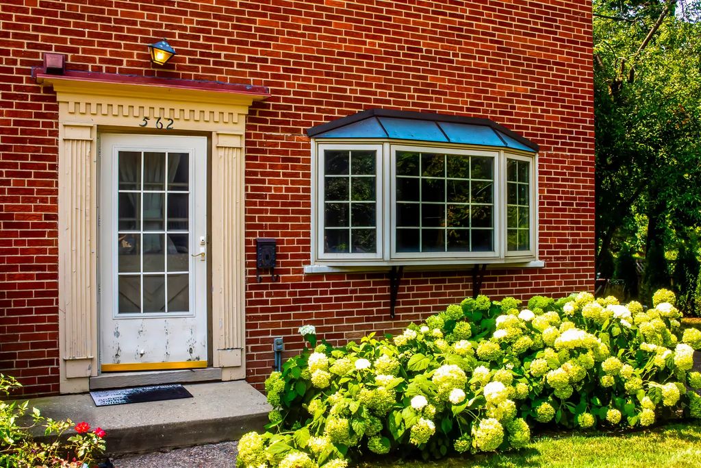562 Green Bay Road, Glencoe